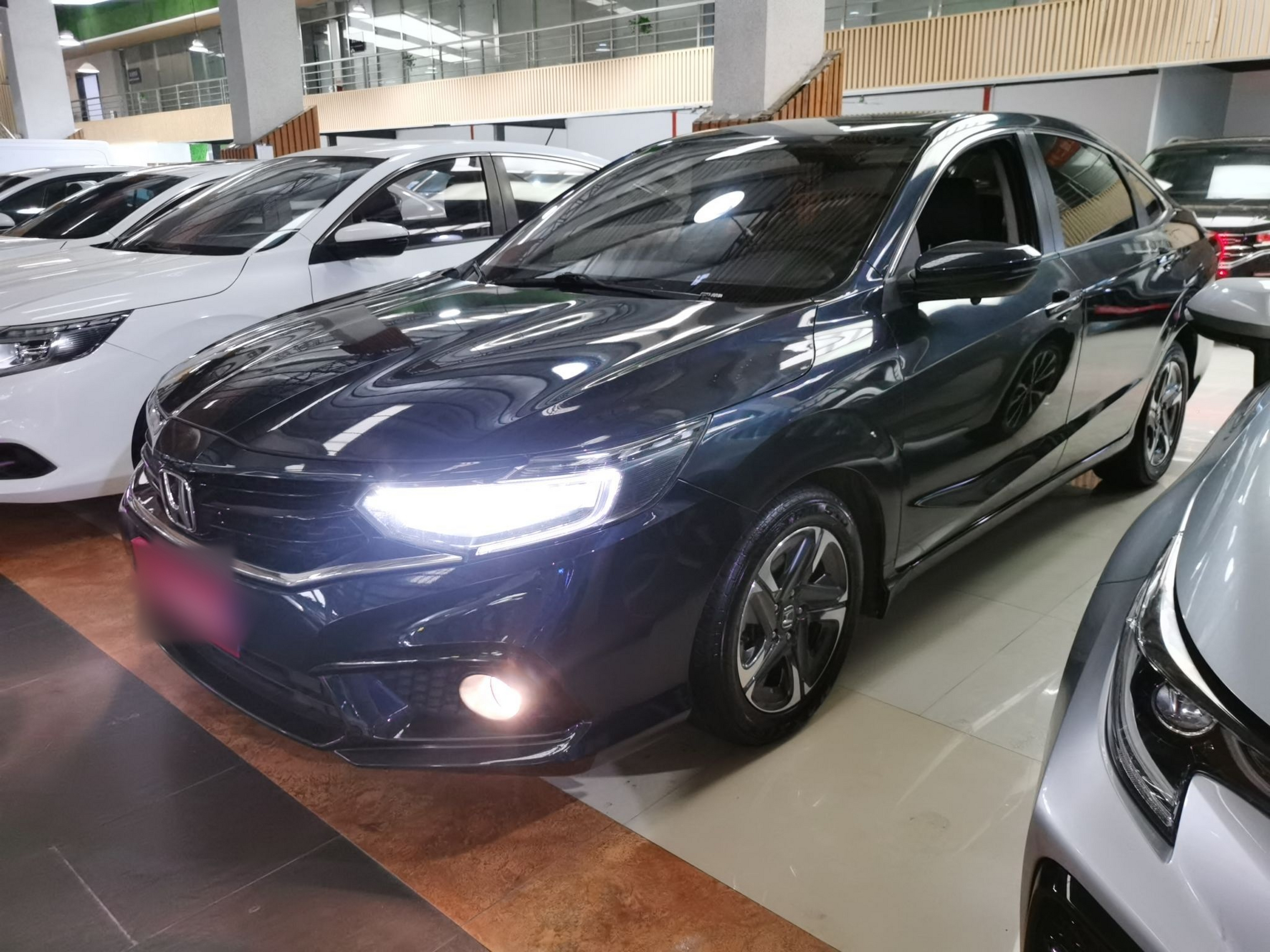 Под передней частью автомобиля