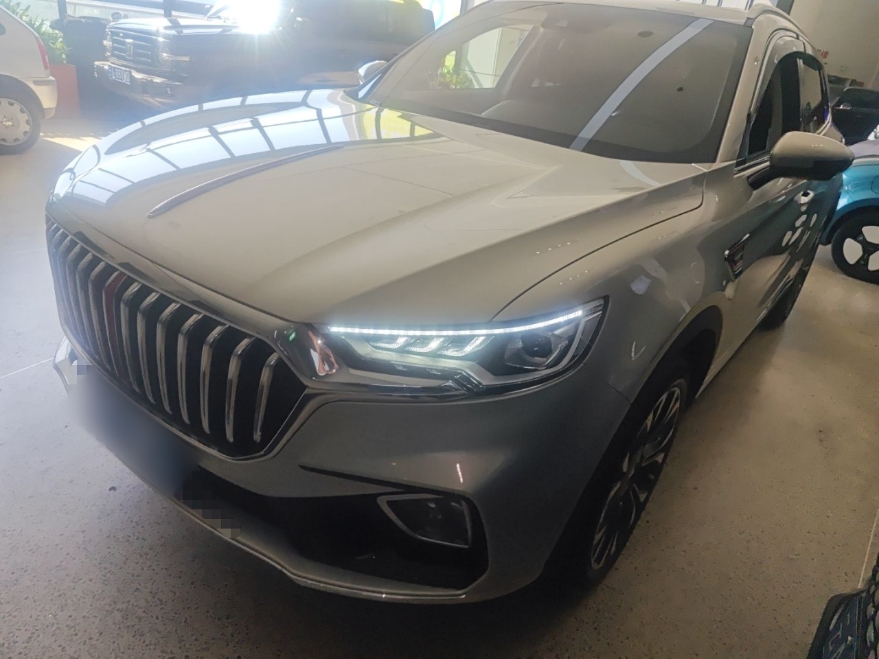 تحت مقدمة السيارة