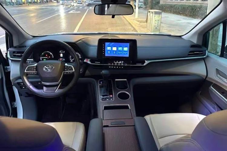 Used Toyota SIENNA 2023 2.5L Hybrid Comfort Edition Interior 1