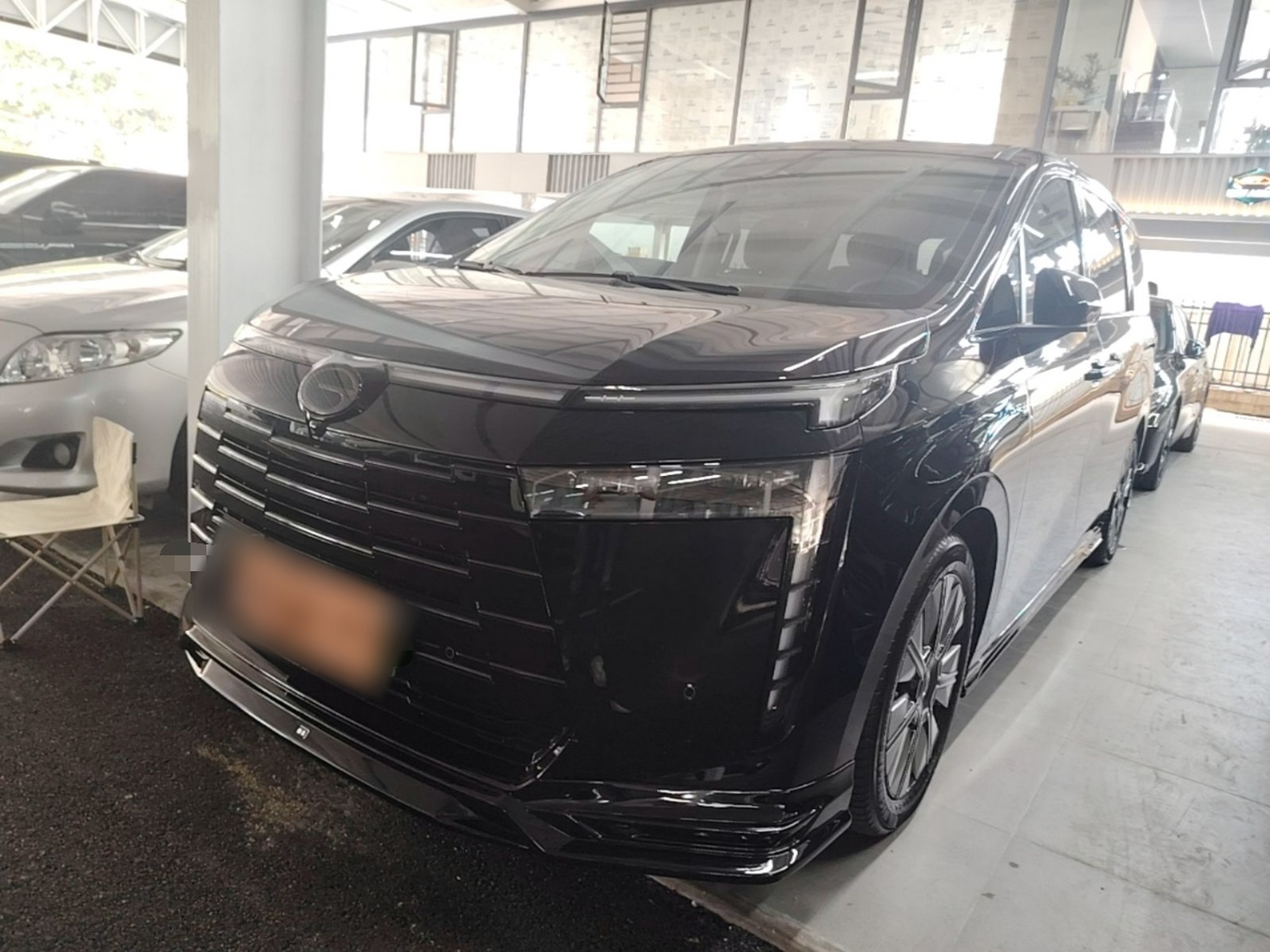Под передней частью автомобиля