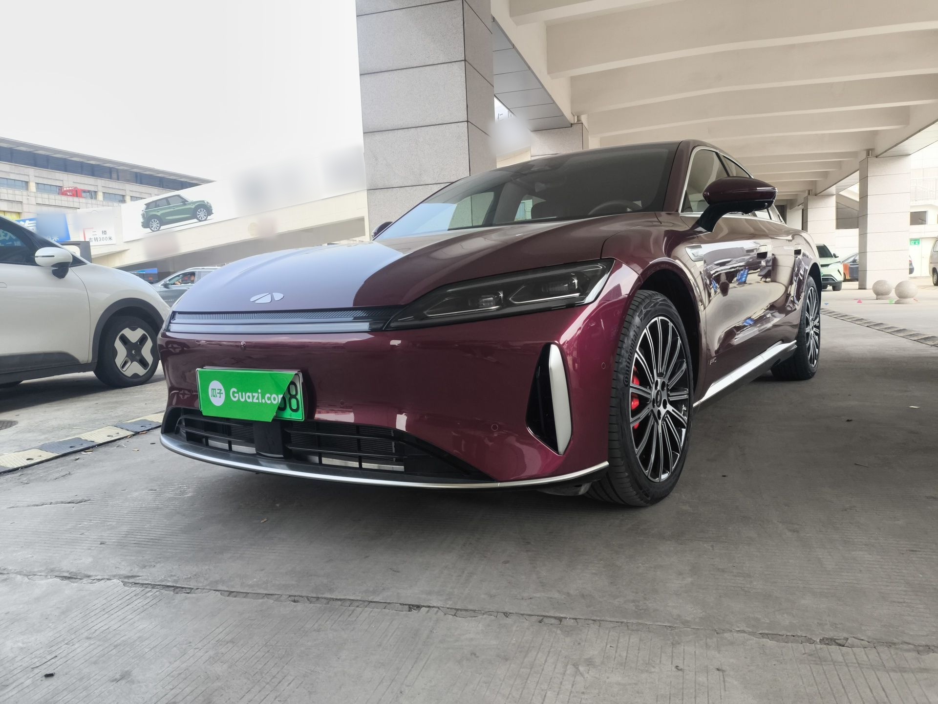 تحت مقدمة السيارة