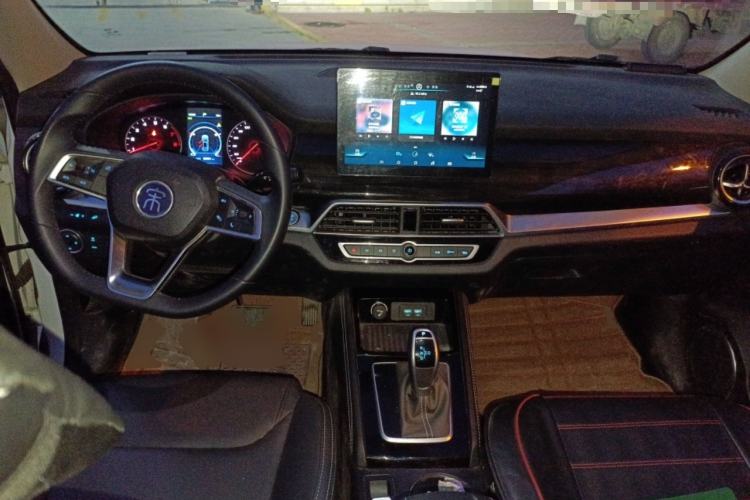 Used BYD Song 2021 Classic Edition 1.5T Automatic Elite Model Center Console