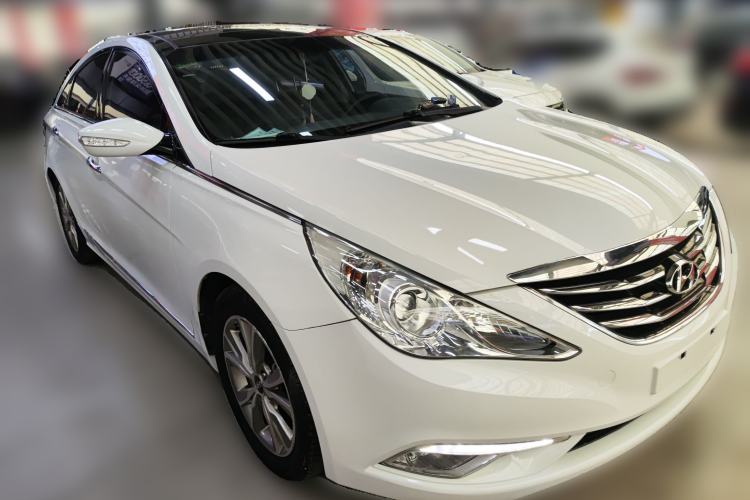 Used Hyundai Sonata 2014 2.4L Automatic Leading Edition China IV Standard Front Right 45 Deg