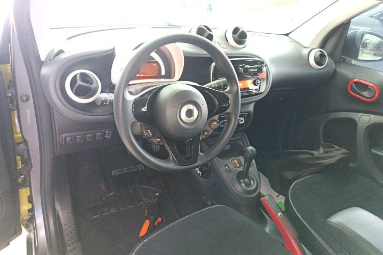 Used smart fortwo 2018 1.0L 52kW Hardtop Dynamic Version China V Center Console