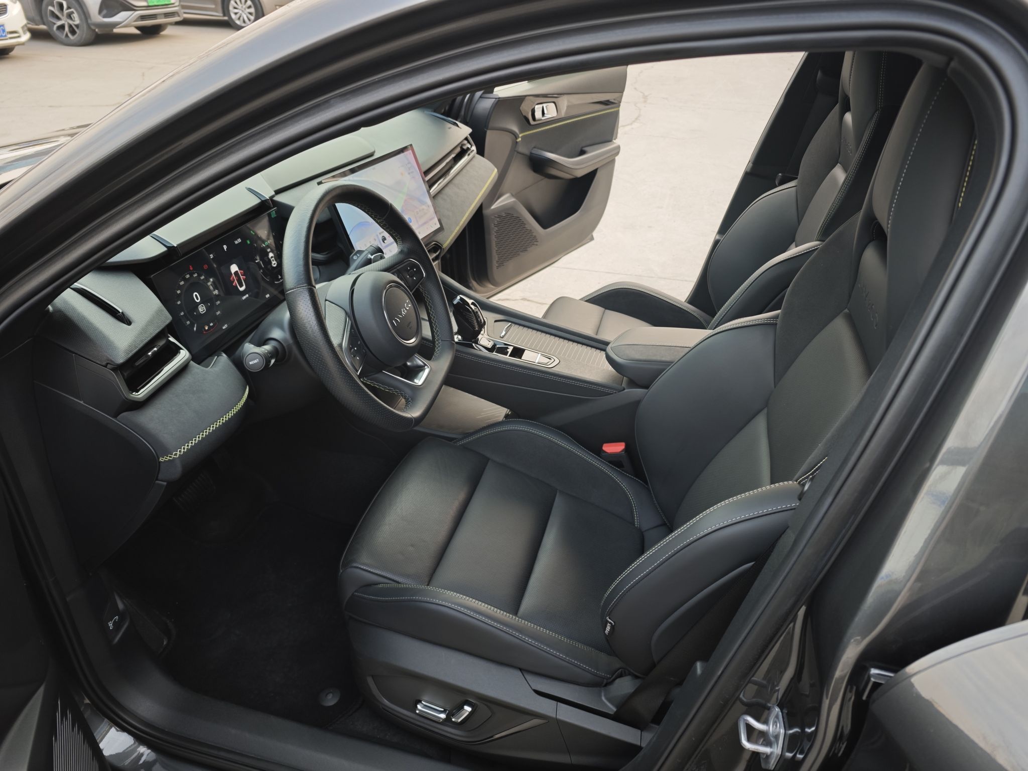 المقاعد الأمامية داخل السيارة