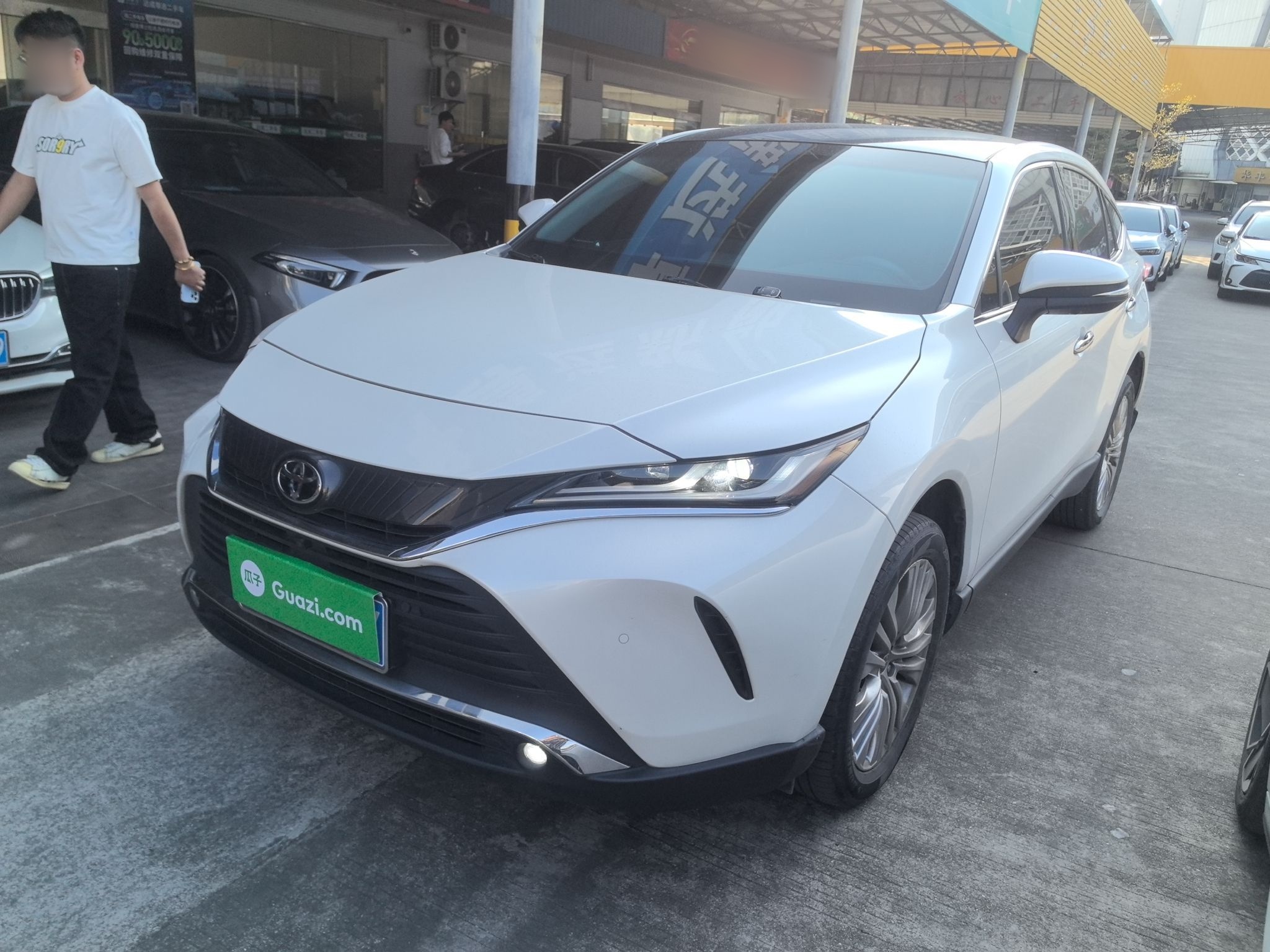 تحت مقدمة السيارة