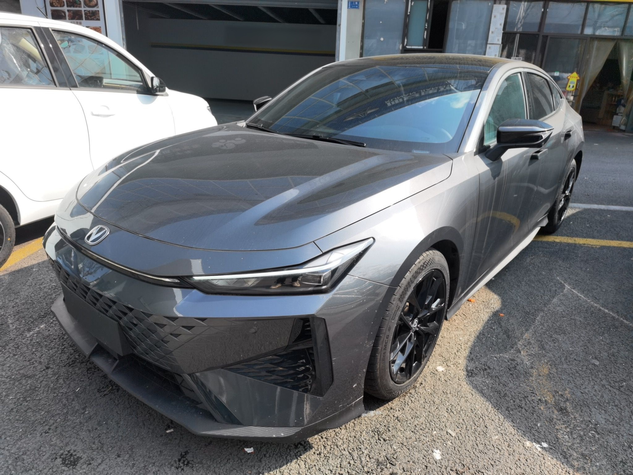 Под передней частью автомобиля