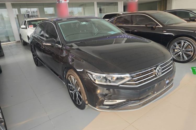 Used Volkswagen Magotan 2020 330TSI DSG Leading Model Front Right 45 Deg