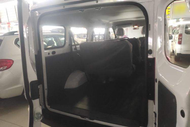 Used Wuling Yangguang 2024 300km Comfort-Grade Passenger Van 60kW Trunk