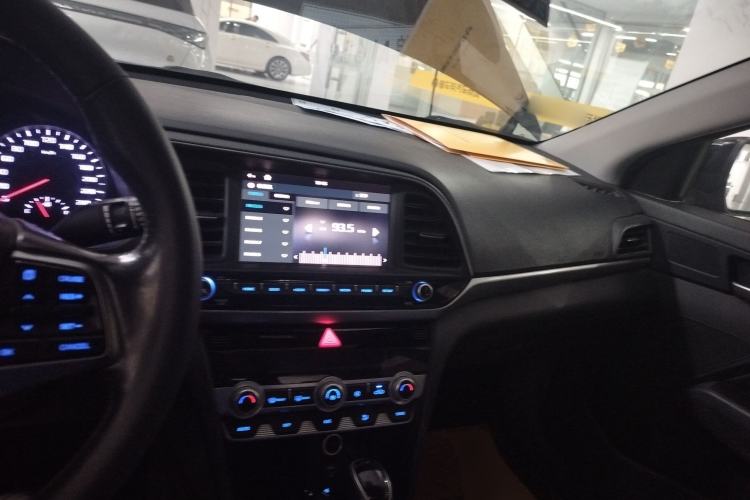 Used Hyundai Elantra (6th Generation / Lingdong) 2019 1.5L CVT Smart & Luxurious Trim Center Console