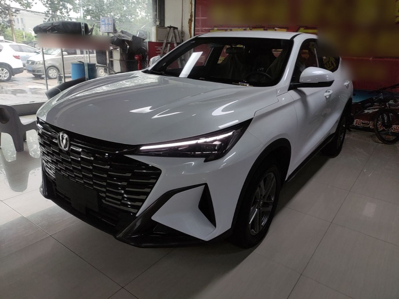 Под передней частью автомобиля
