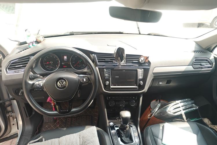 Used Volkswagen Tiguan L 2018 380TSI Automatic All-Wheel Drive Luxury Edition Center Console