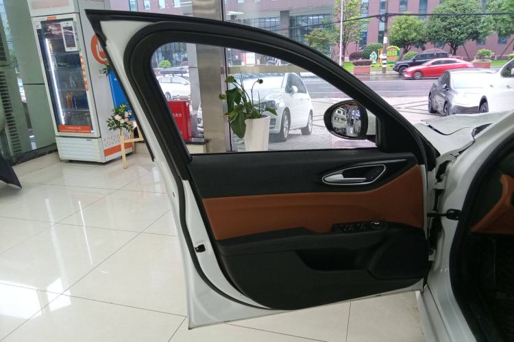 Used Alfa Romeo Giulia 2017 2.0T 200HP Luxury Edition
