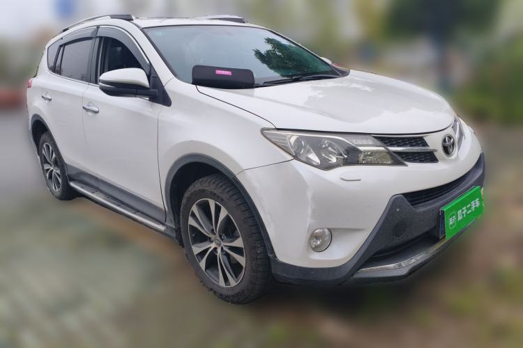 Used Toyota RAV4 2015 2.5L Automatic 4x4 Luxury Edition Front Right 45 Deg