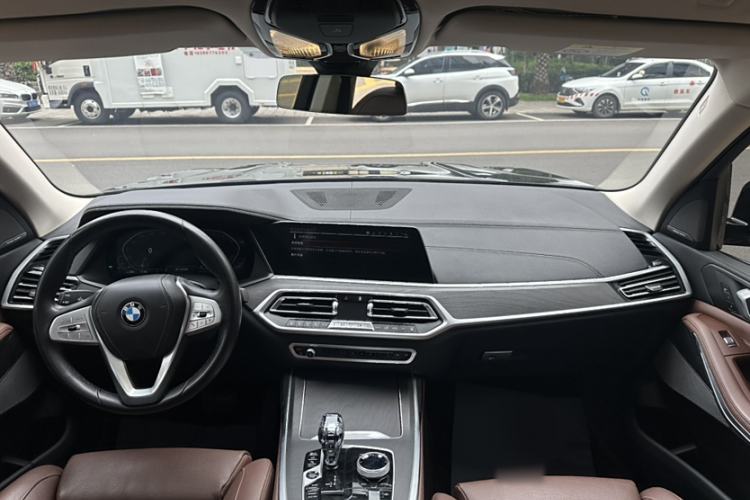 Used BMW X7 2022 xDrive40i Luxury Package with Leading Features