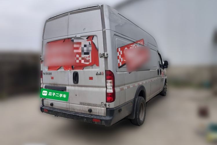 Used Dongfeng Yufeng 2023 V9+ 2.3T Manual Rear-Drive Cargo Van with Dual Rear Tires 3-Seater