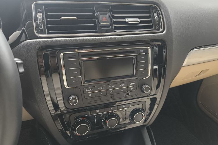 Used Volkswagen Sagitar 2015 1.6L Automatic Comfort Model Interior 3