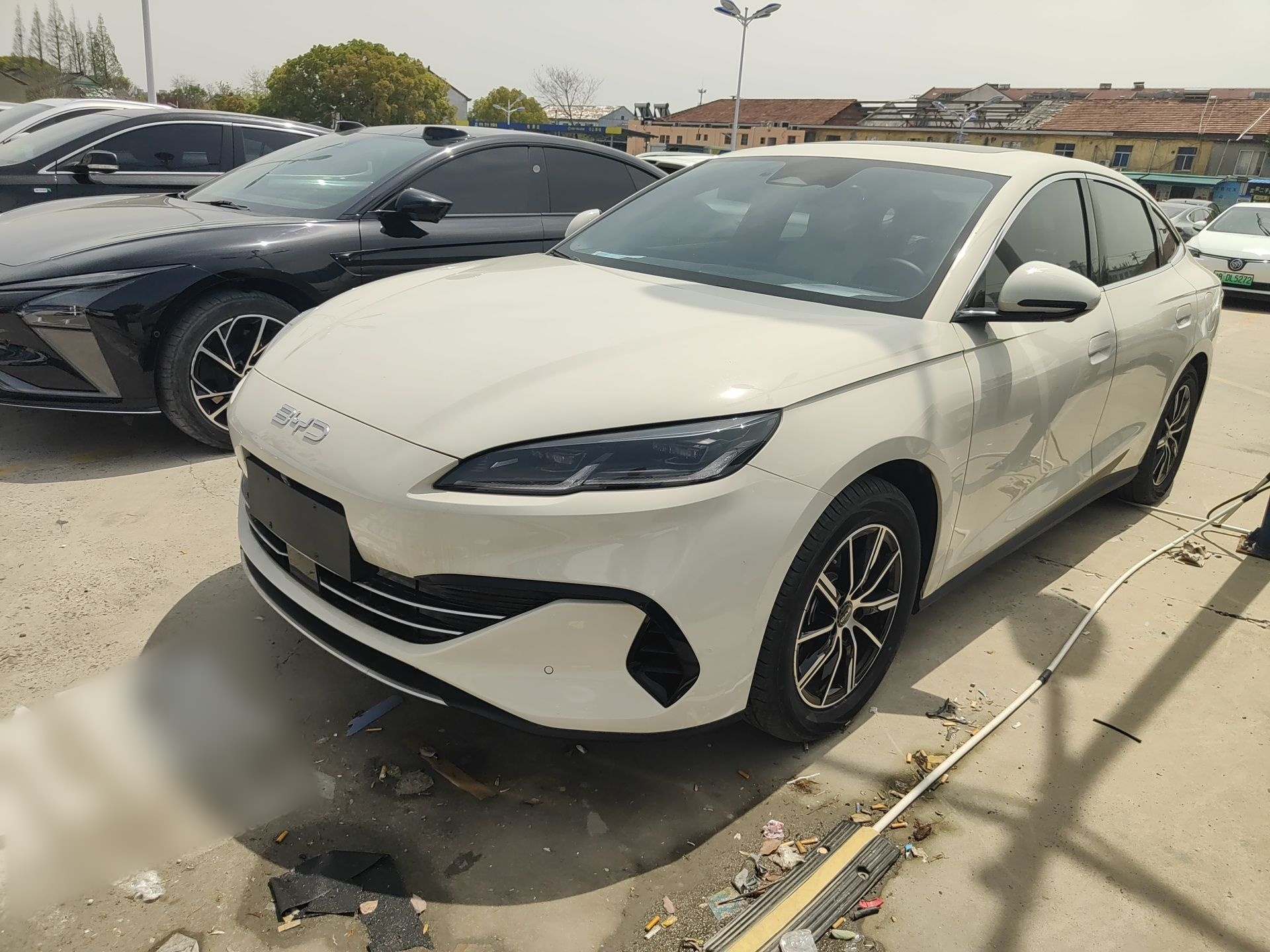 تحت مقدمة السيارة