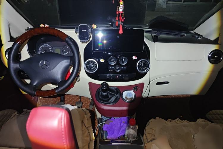 Used Mercedes-Benz Vito 2013 2.1T Elite Edition Center Console