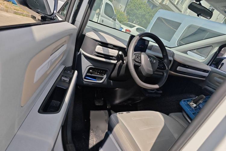 Used SAIC MAXUS Dana V1 2024 V1 Short Wheelbase Low-Roof Multi-Function Version (51 kWh)
