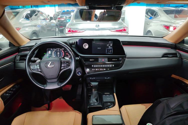 Used Lexus ES 2021 300h Deluxe Edition
