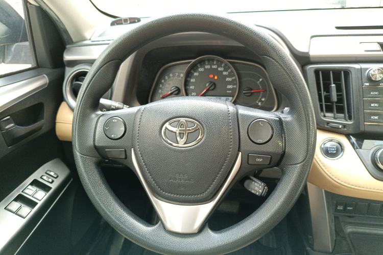 Used Toyota RAV4 2016 2.0L CVT Two-Wheel Drive Fashion Edition China V Standard
