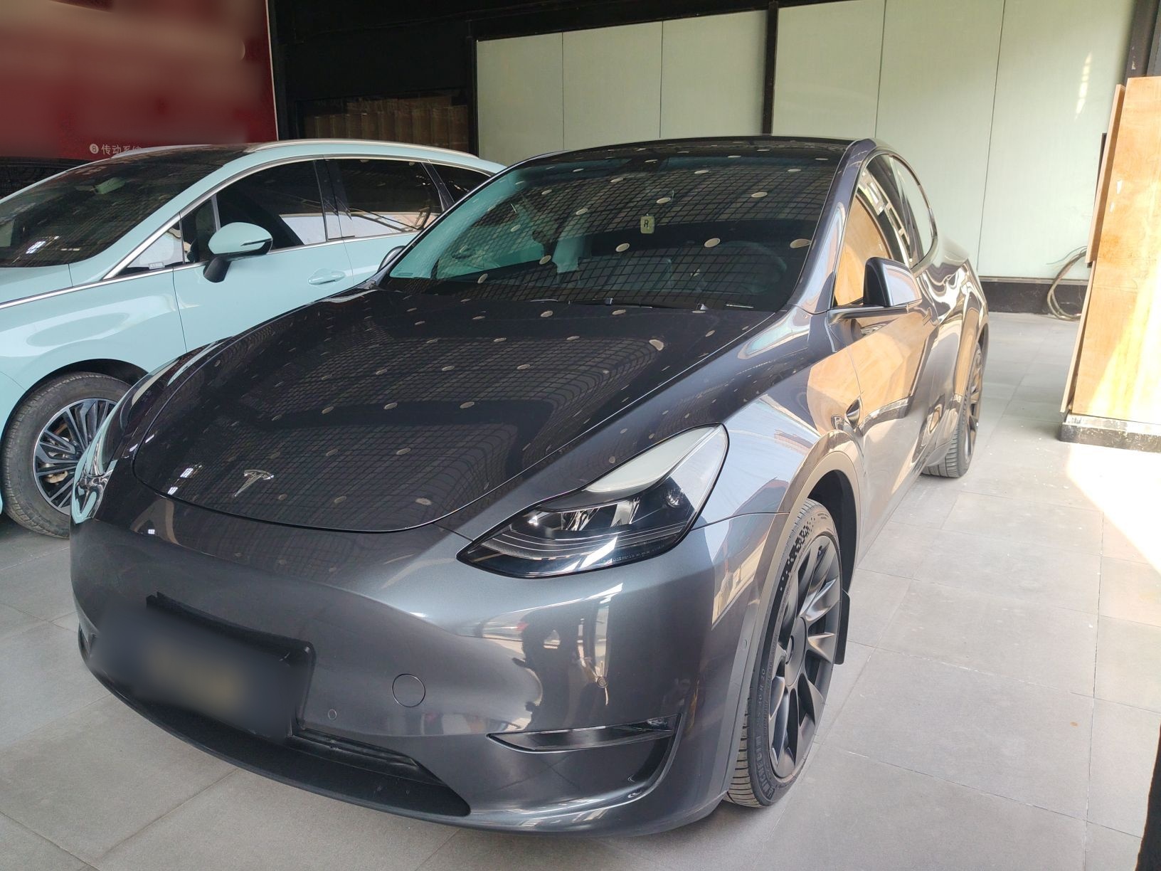 Под передней частью автомобиля