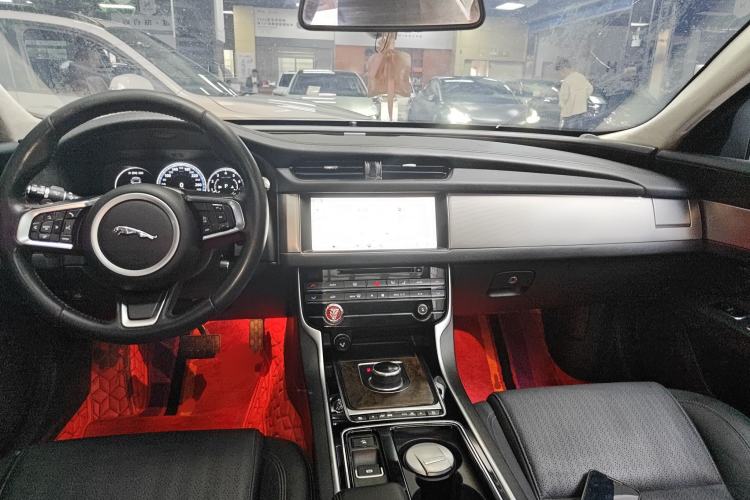 Used Jaguar XFL 2018 XFL 2.0T 250 PS Luxury Edition Center Console