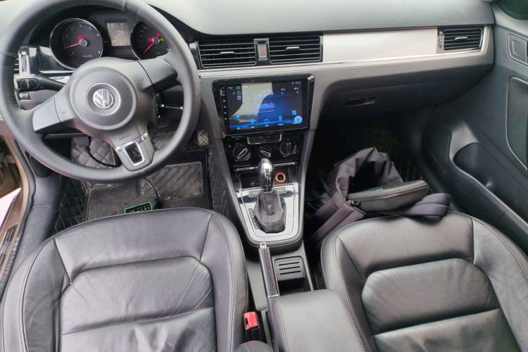 Used Volkswagen Bora 2014 1.6L Automatic Comfort Model Center Console