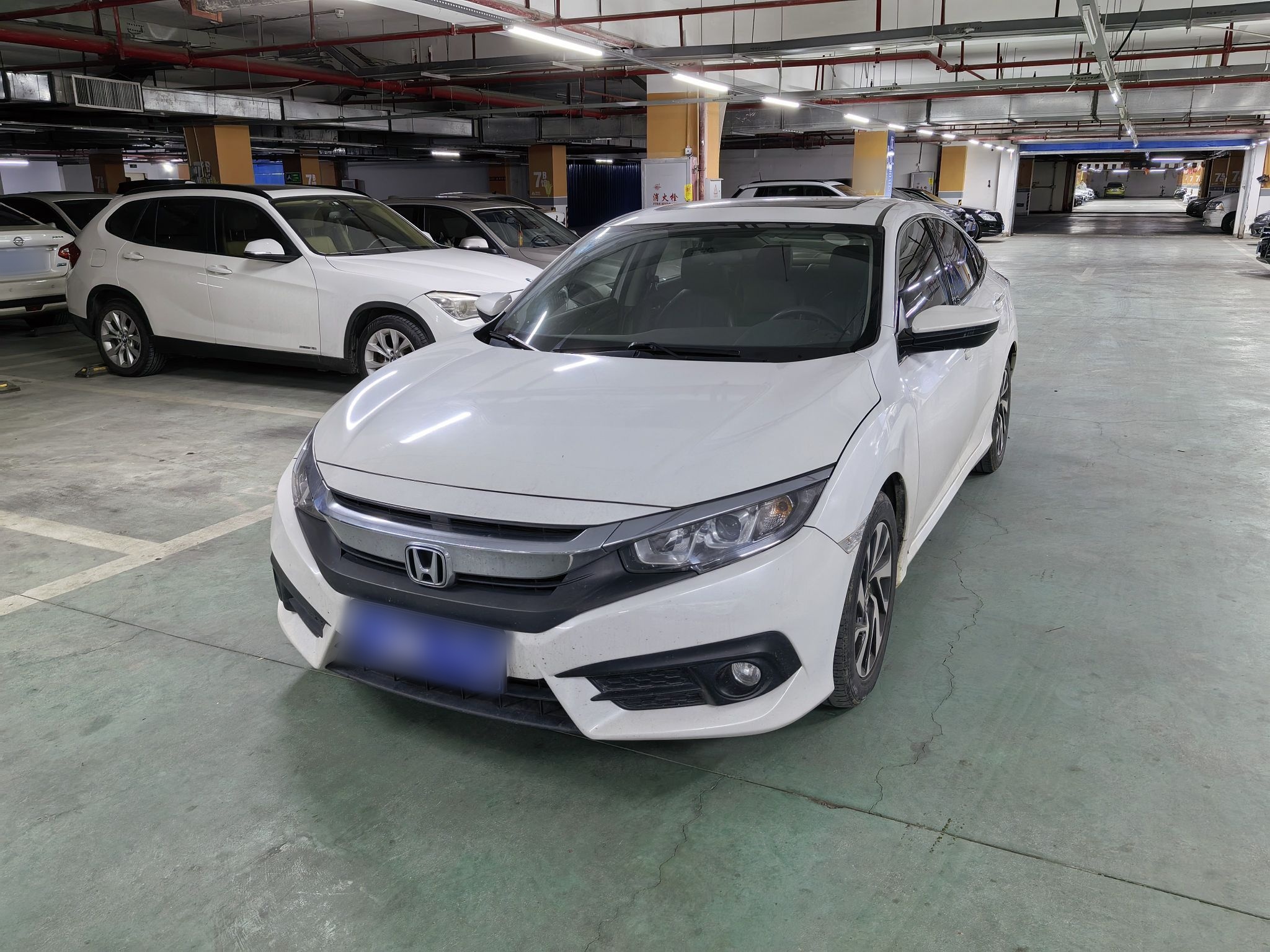 Под передней частью автомобиля