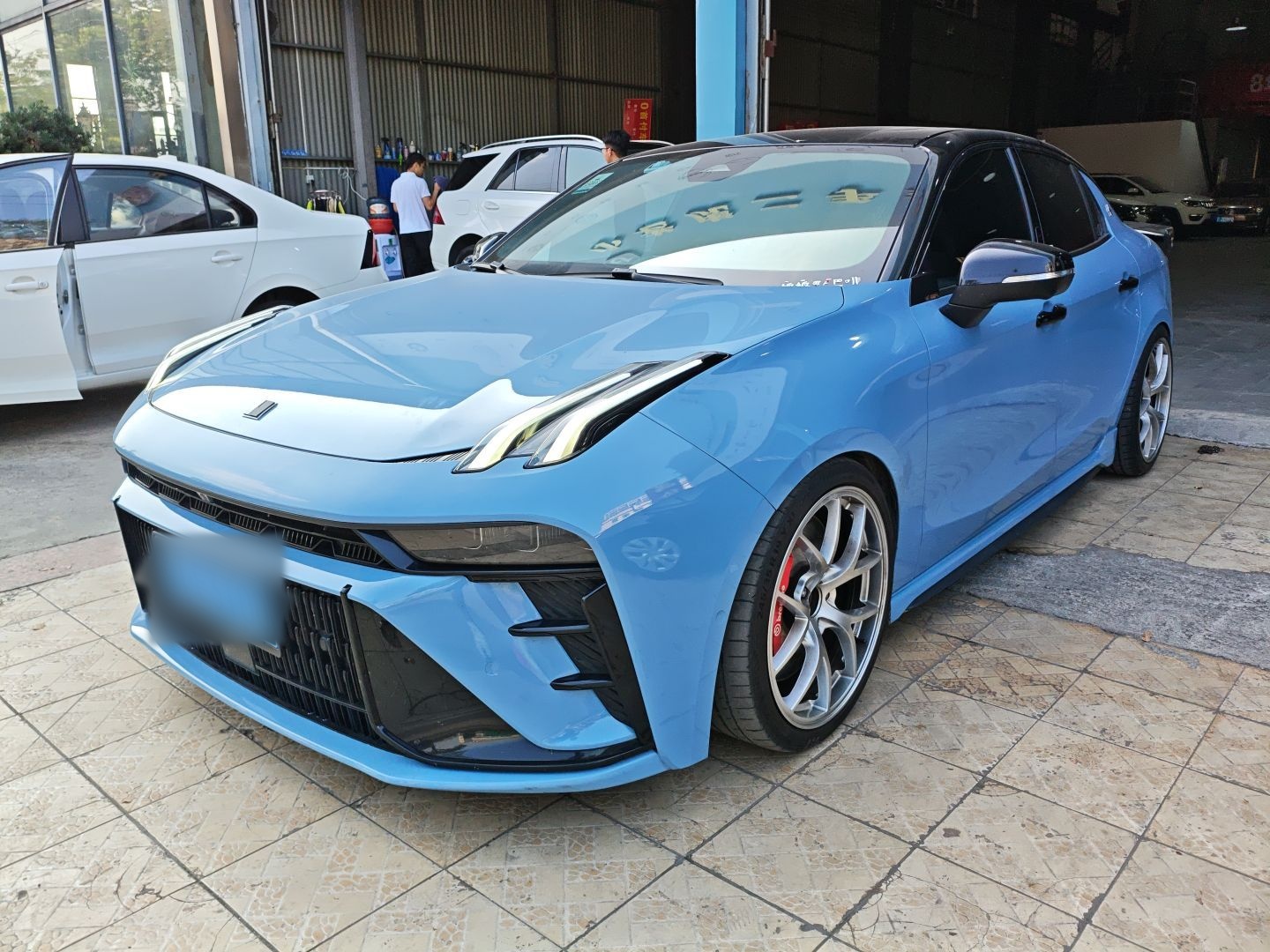 تحت مقدمة السيارة