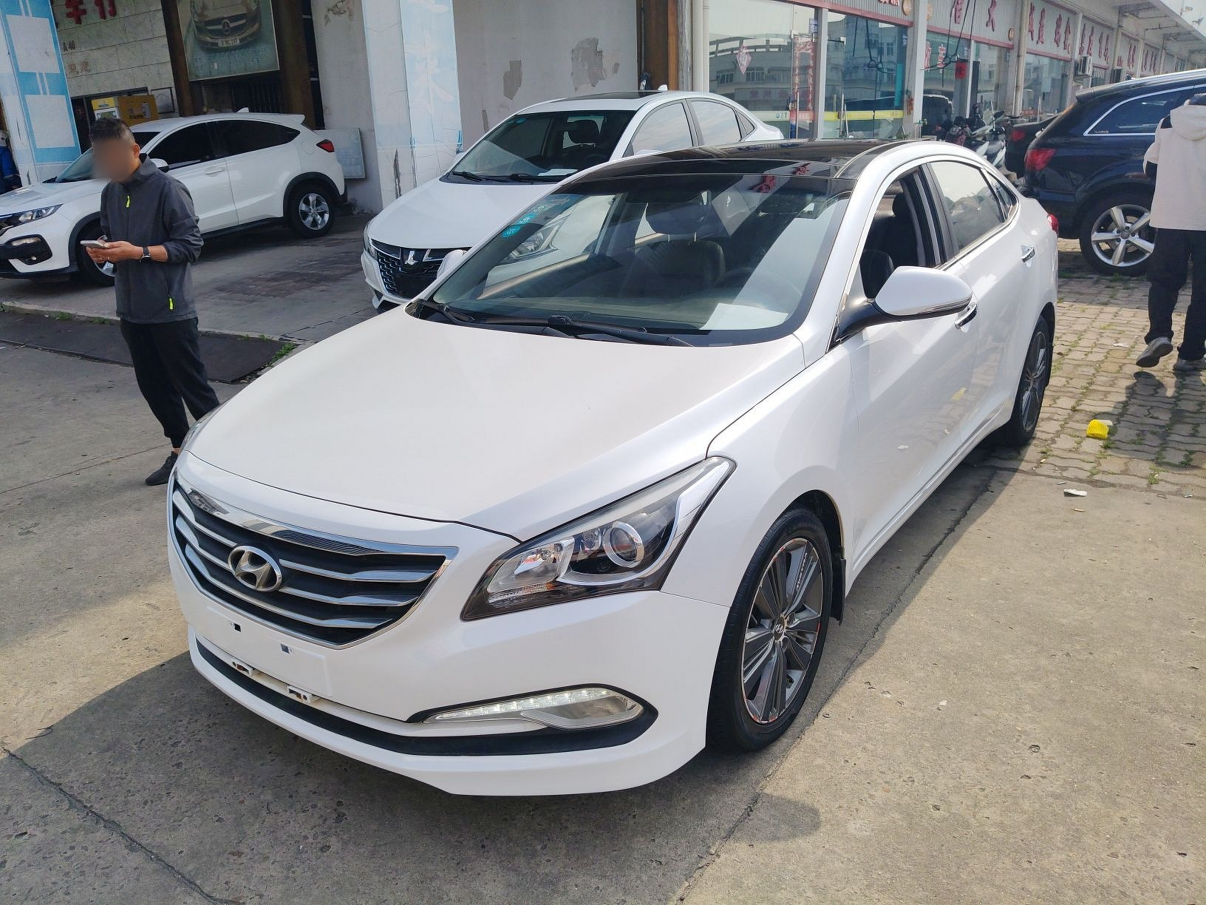 تحت مقدمة السيارة