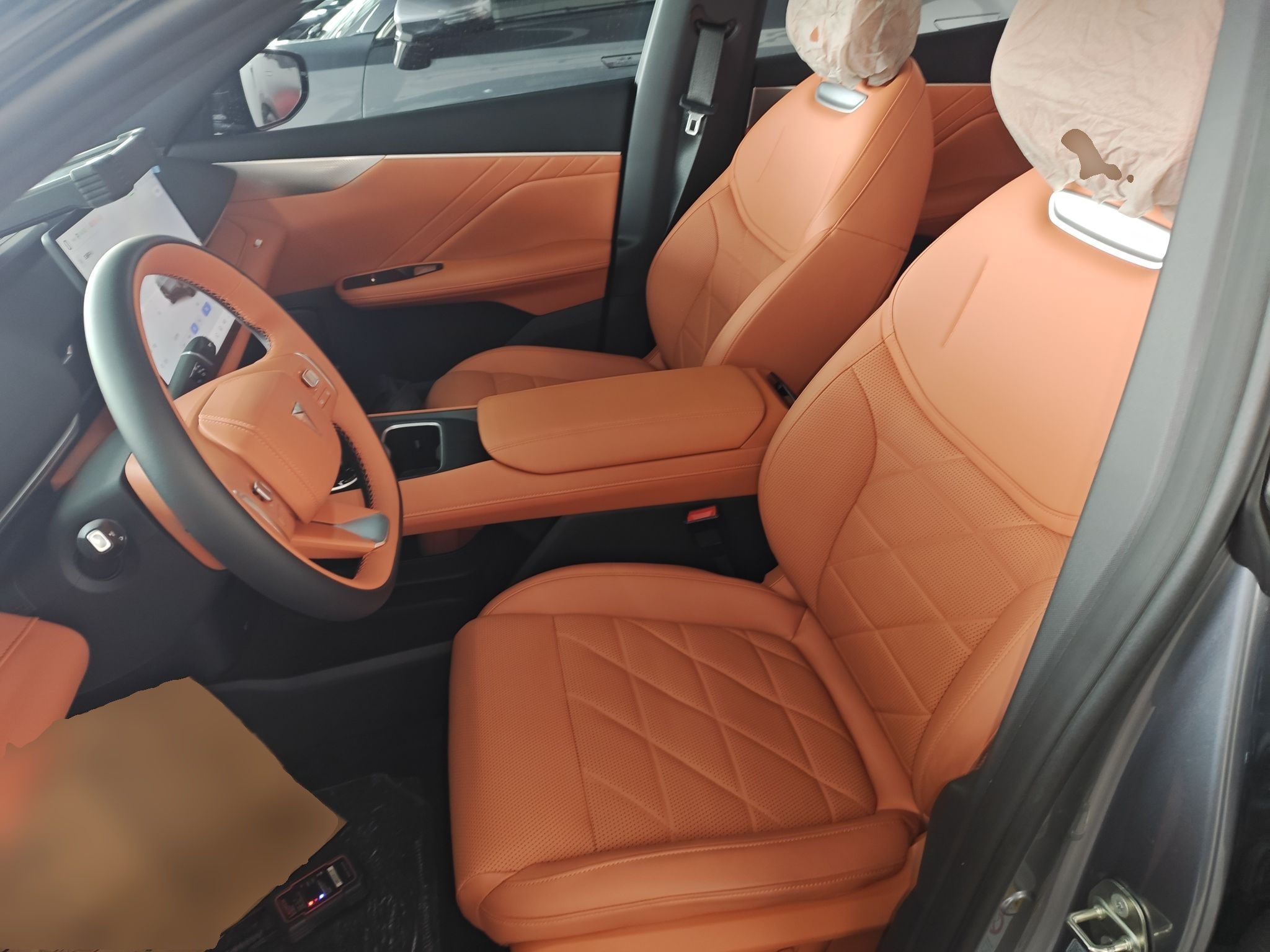 المقاعد الأمامية داخل السيارة