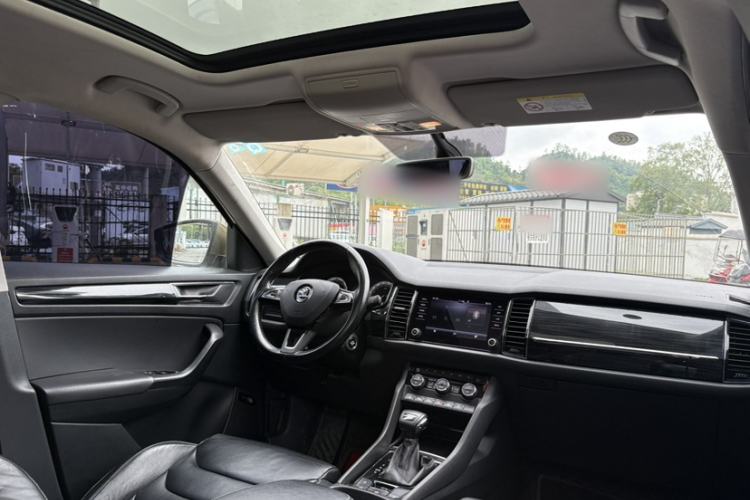 Used Skoda Kodiaq 2017 TSI330 7-Seater Two-Wheel-Drive Luxury Tech Edition Interior 2