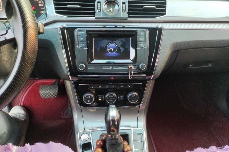 Used Volkswagen Passat 2017 330TSI DSG Luxury Edition Audio And AC Panel