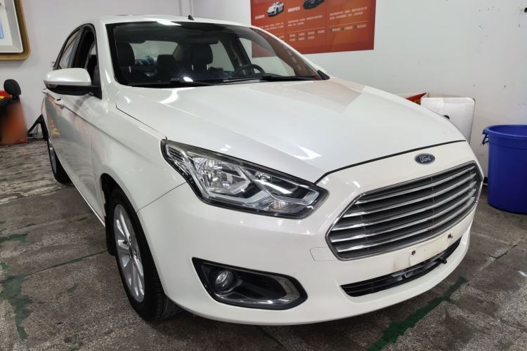 Used Ford Escort 2015 1.5L Automatic Fashion Model Front Right 45 Deg