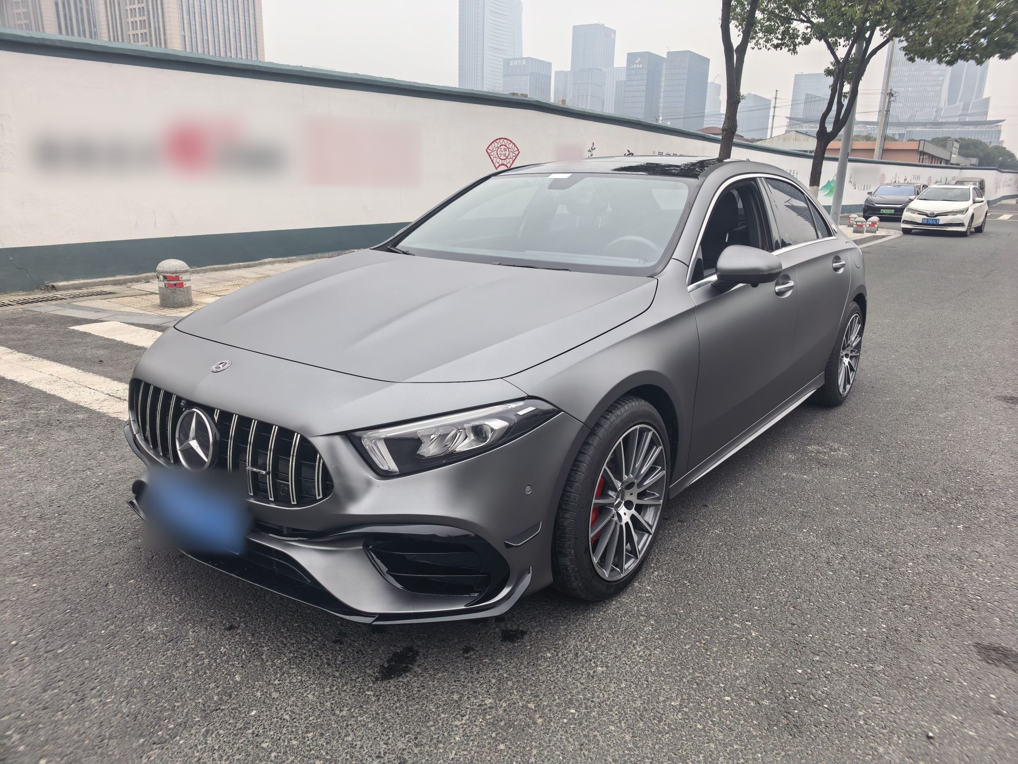 Под передней частью автомобиля