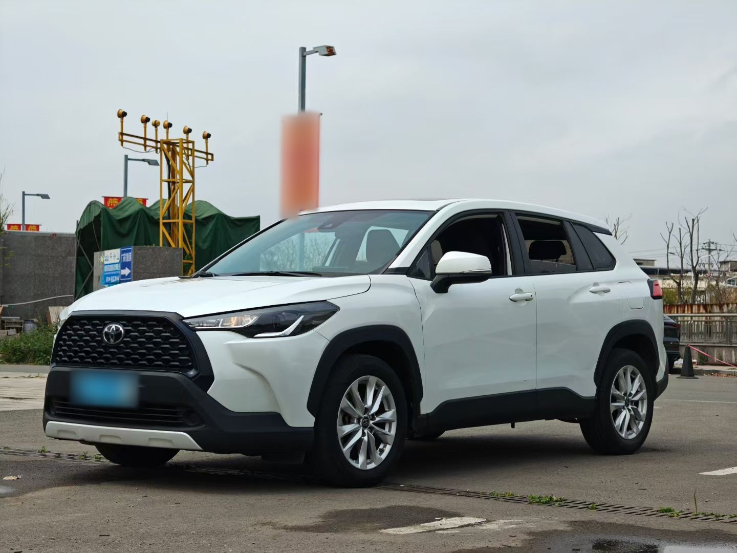 Под передней частью автомобиля