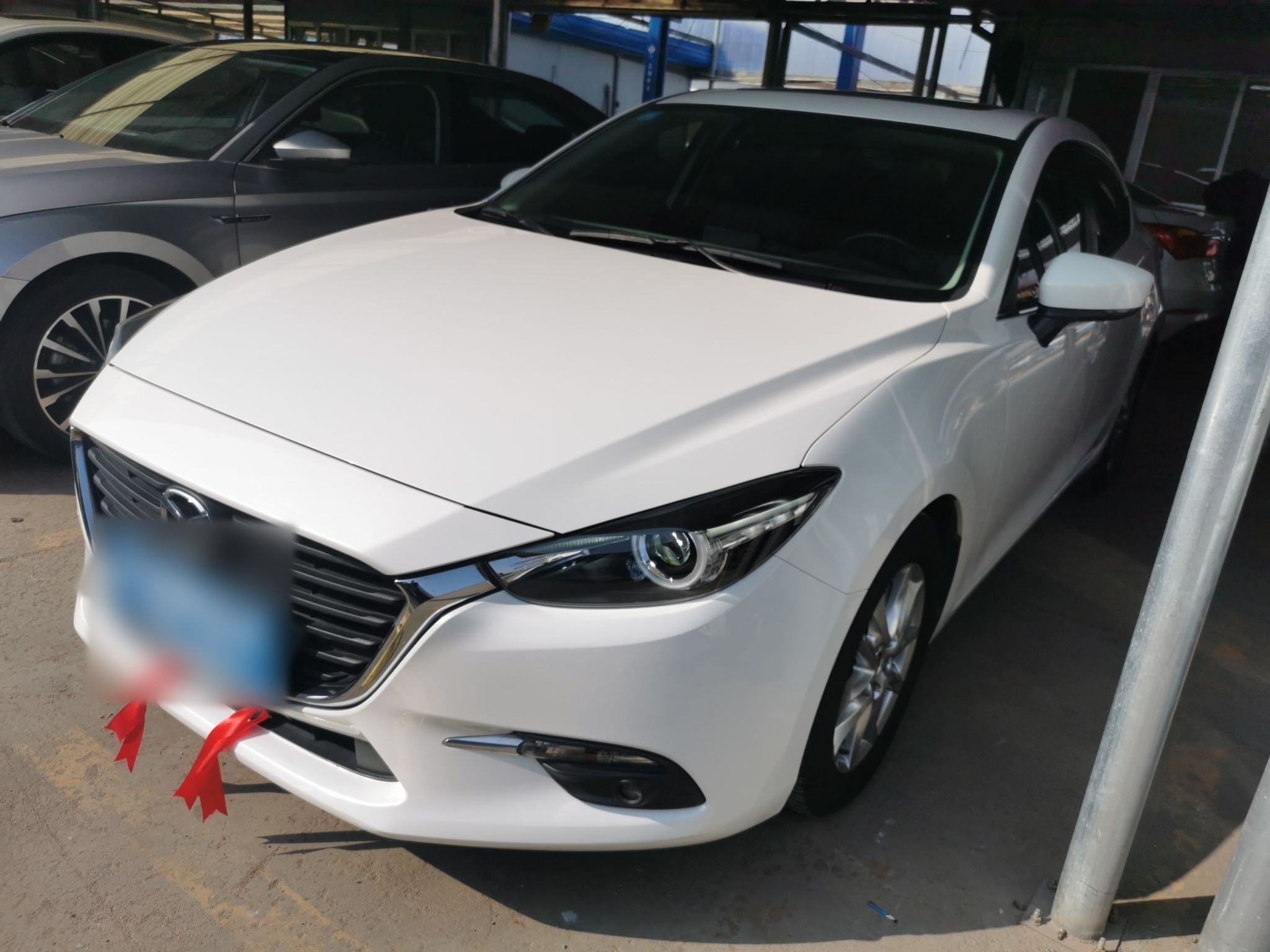 تحت مقدمة السيارة