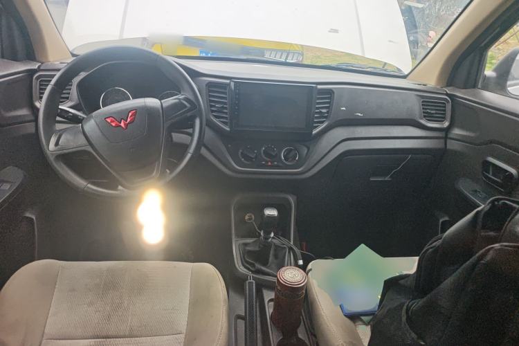 Used Wuling Hongguang V 2022 1.5L Jingqu Edition Enclosed-Window Vehicle with Hydraulic Power Steering LAR Center Console