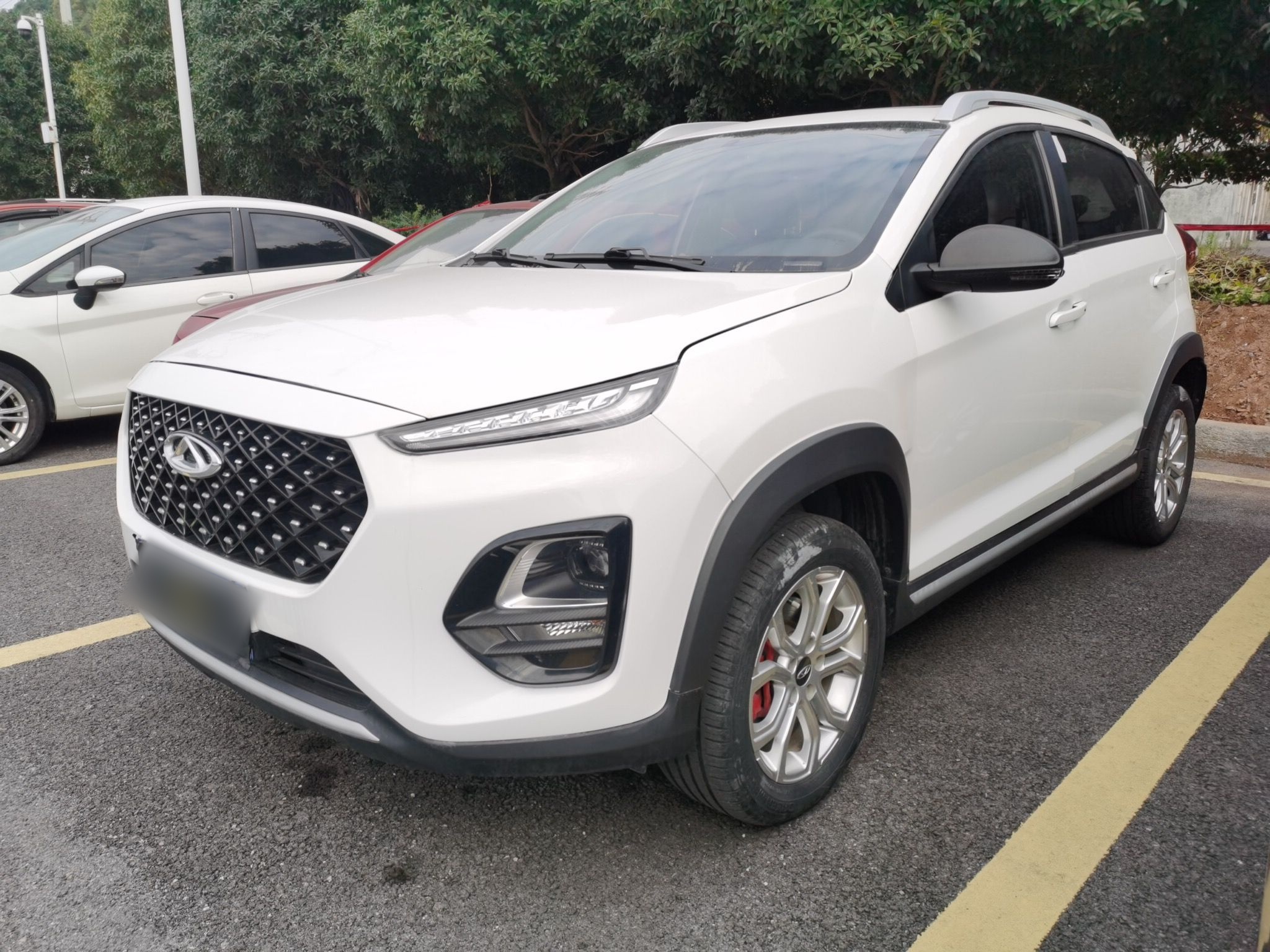 Под передней частью автомобиля