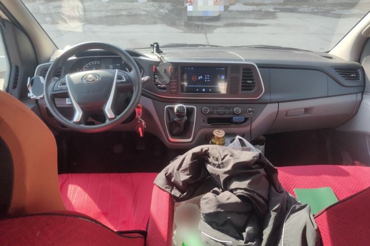 Used SAIC MAXUS Xintu V80 2025 PRO Aoyuntong 2.0T Manual Long Wheelbase Ultra-Low Roof 6/7/8/9-Seater Center Console