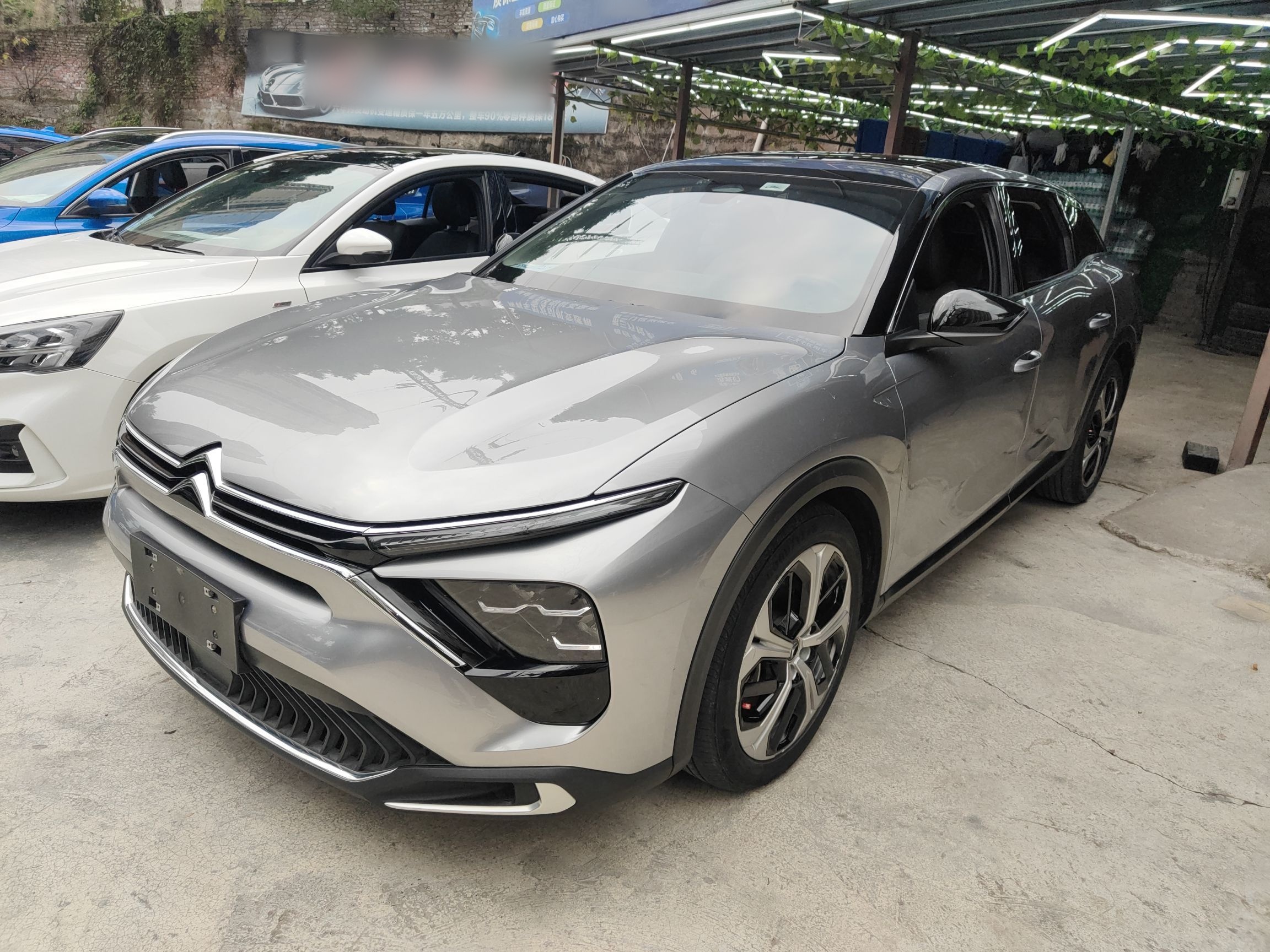 تحت مقدمة السيارة