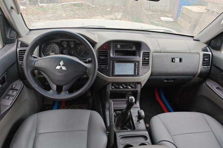 Used Mitsubishi Pajero 2008 V73 3.0L MT GL Center Console