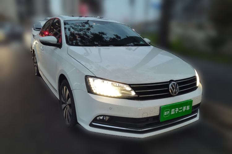 Used Volkswagen Sagitar 2015 230TSI Automatic Luxury Model Front Right 45 Deg