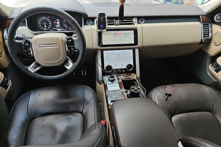 Used Land Rover Range 2022 3.0 L6 400 PS Classic Extended Version Center Console