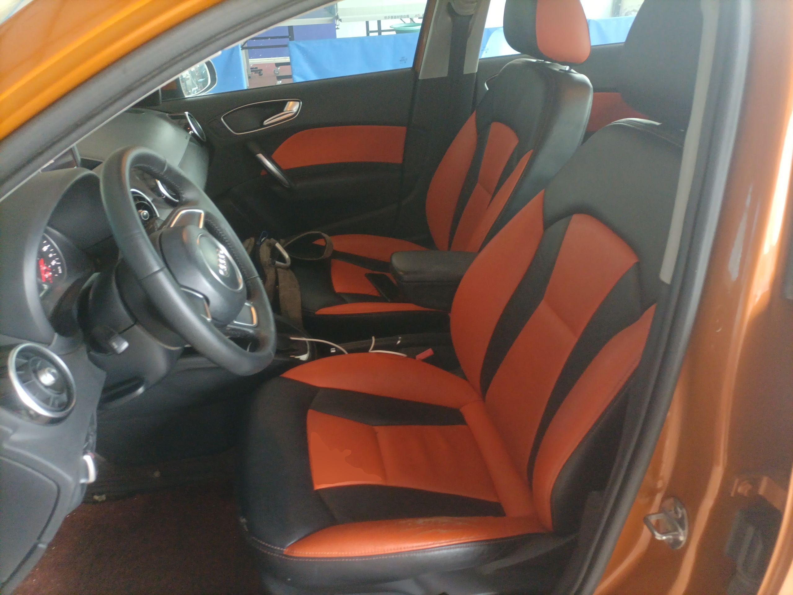 المقاعد الأمامية داخل السيارة