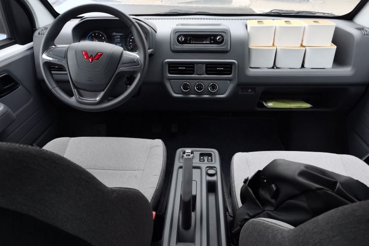 Used Wuling Yangguang 2024 300km Comfort-Grade Passenger Van 60kW Center Console