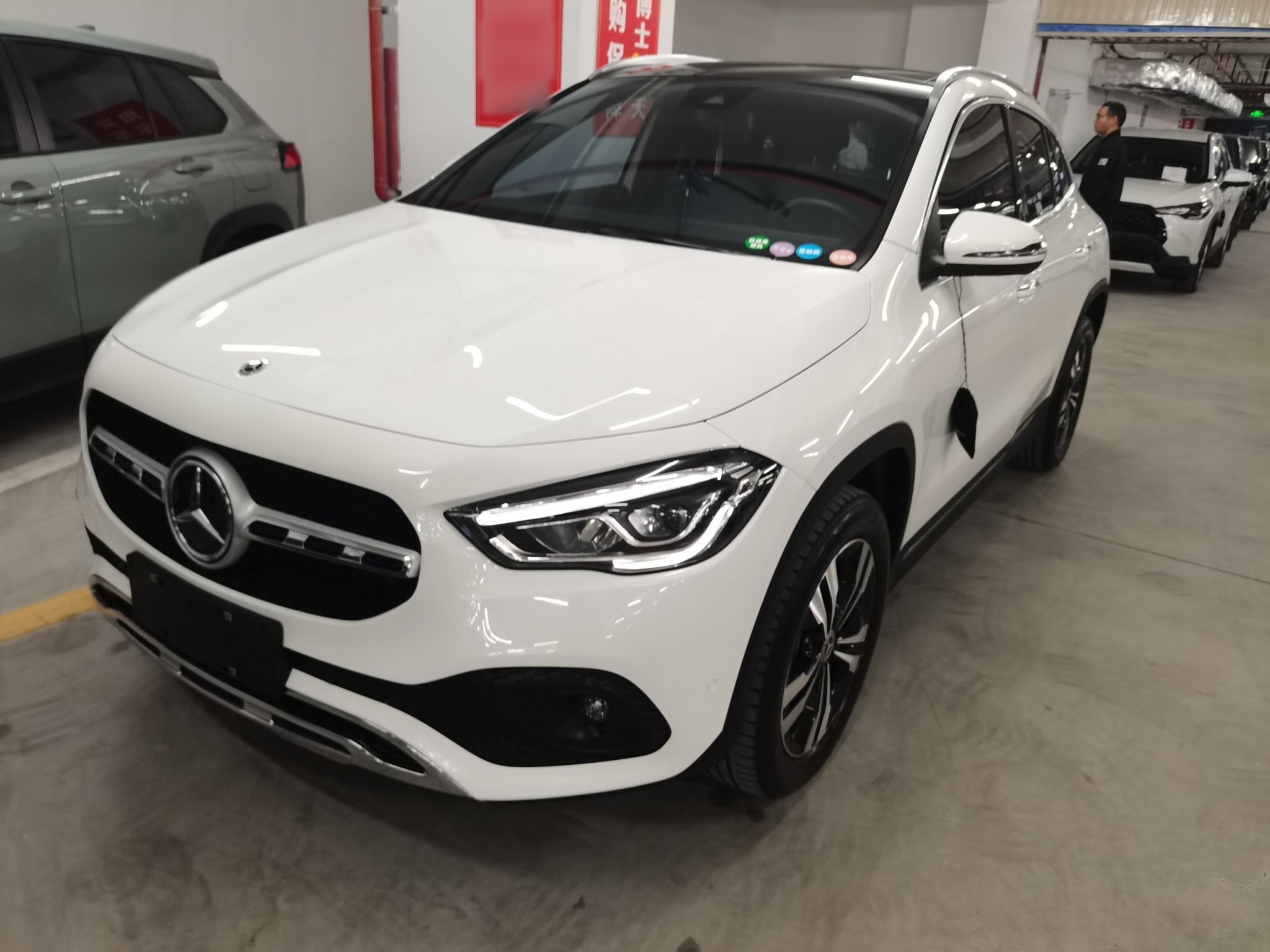 Под передней частью автомобиля