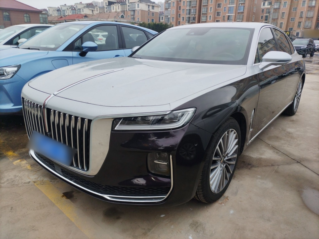 تحت مقدمة السيارة